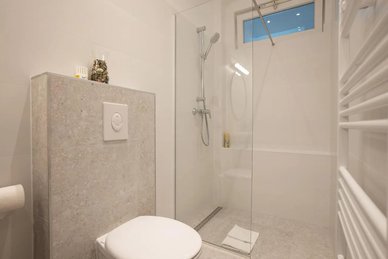 Posh Studio With A King-Size Bed And Modern Design Wenen Appartement