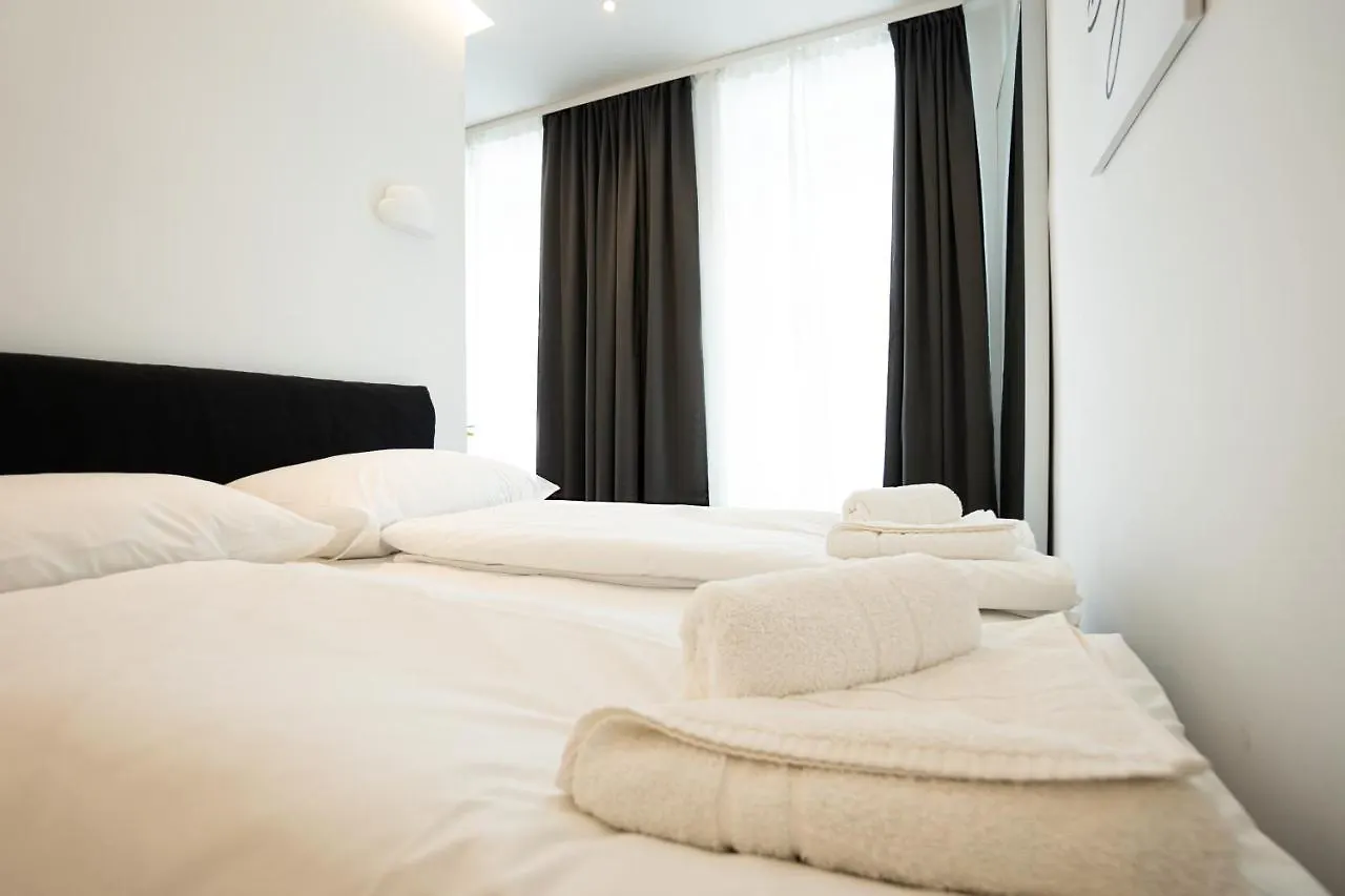 Posh Studio With A King-Size Bed And Modern Design Wenen Appartement