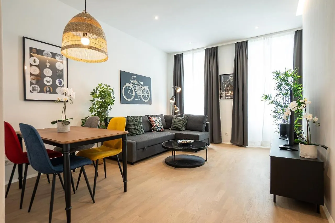 Posh Studio With A King-Size Bed And Modern Design Wenen