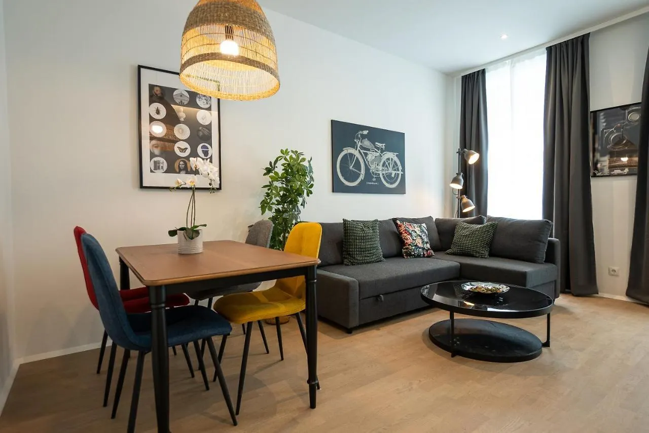 Posh Studio With A King-Size Bed And Modern Design Wenen Appartement