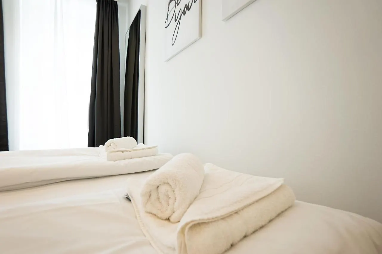 Posh Studio With A King-Size Bed And Modern Design Wenen Appartement