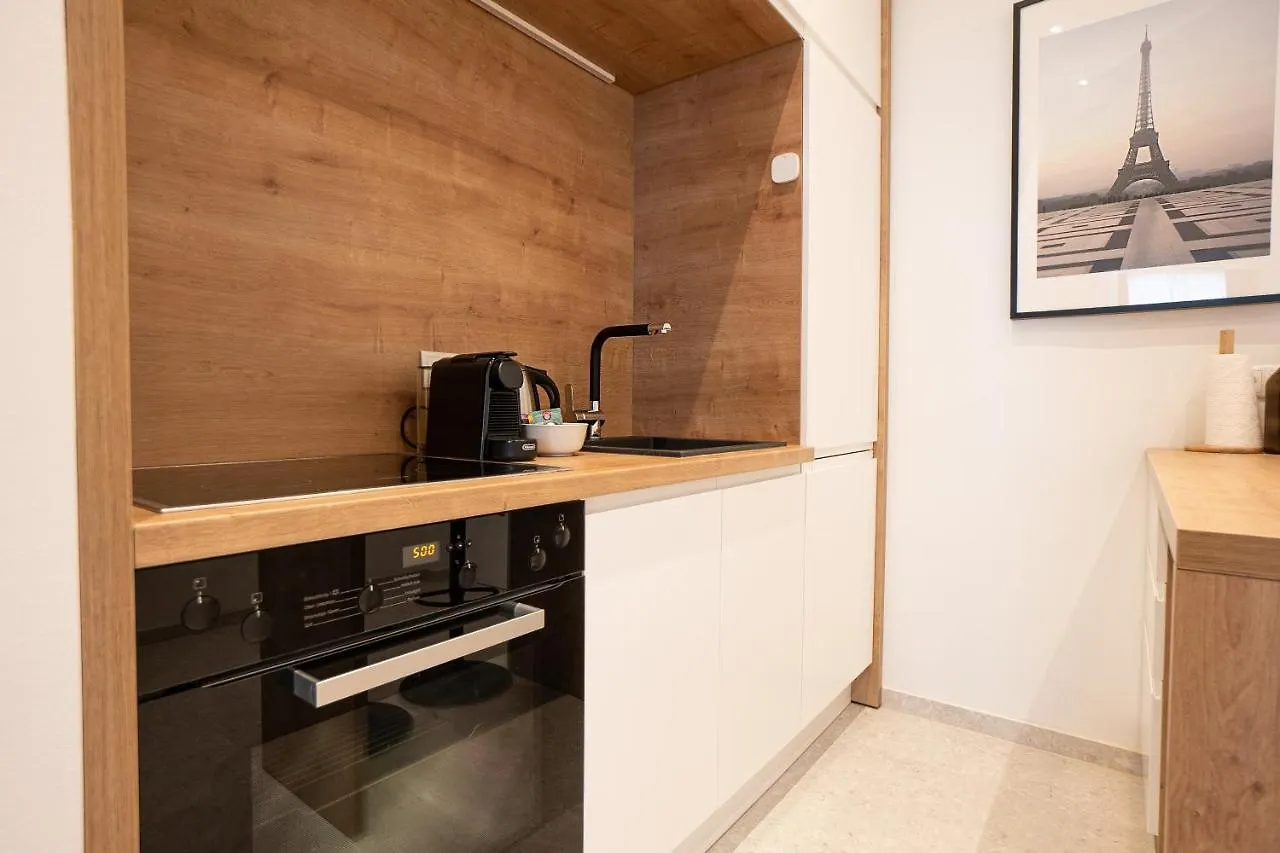 Posh Studio With A King-Size Bed And Modern Design Wenen
