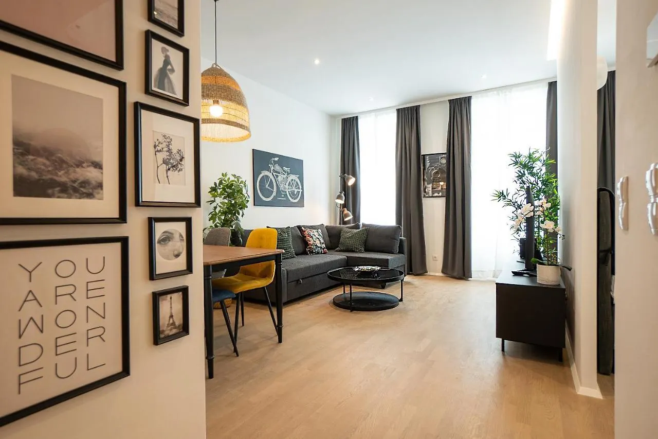Appartement Posh Studio With A King-Size Bed And Modern Design Wenen